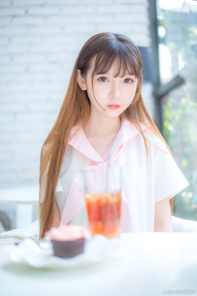 “我……”小乔闻言一颤，茫然的看了吕布一眼，又看了看一眼焦急的姐姐，摸了摸自己的肚子，苦涩的摇摇头：“妾身是夫君的女人，自然不会。”